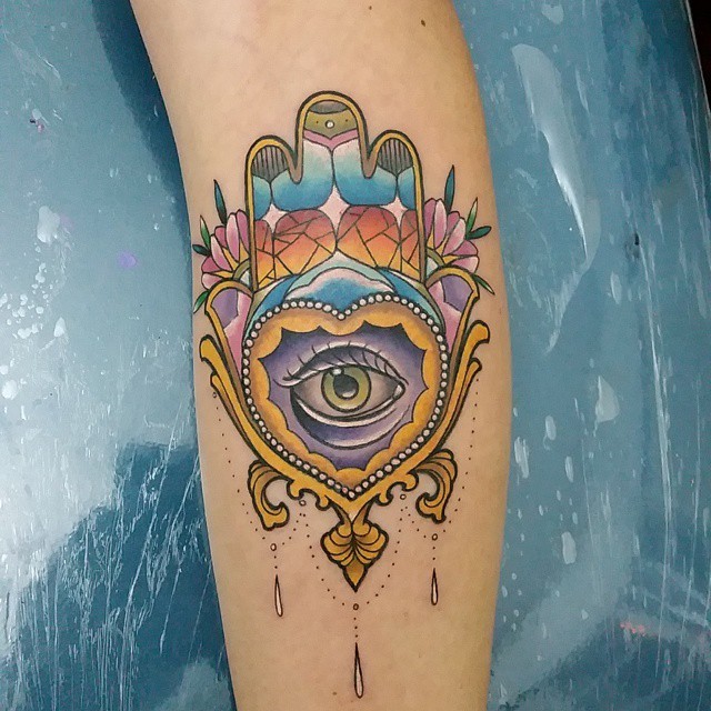 Akkurat aussehehdnes farbiges Arm Tattoo von Hamsa Hand mit Blumen