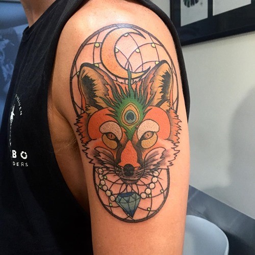 Accurate old school colored fox tattoo on shoulder combined with dream catcher and diamond