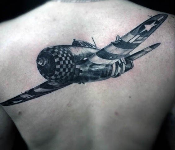Akkurat gemaltes im 3D Stil WW2 Jagdflugzeug Tattoo am oberen Rücken