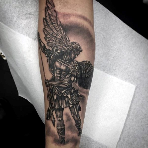 Tatuaje en el antebrazo, ángel guerrero majestuoso de colores negro blanco