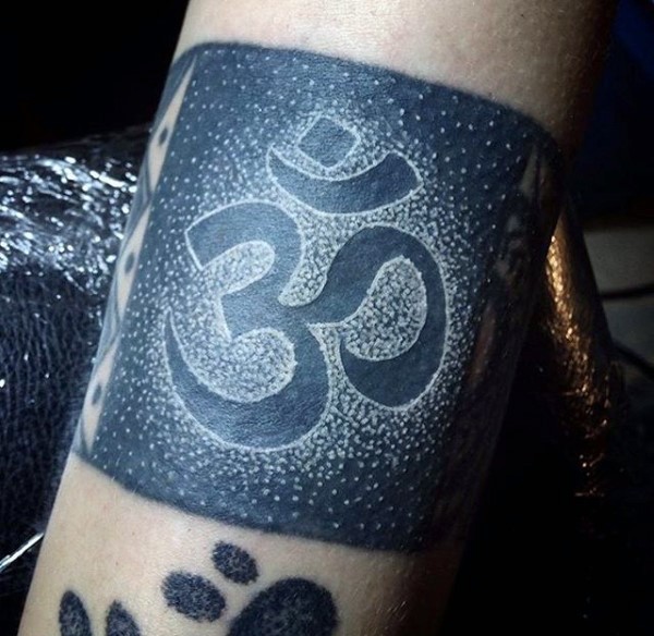 Präzise schwarze und weiße Symbole Tattoo am Arm