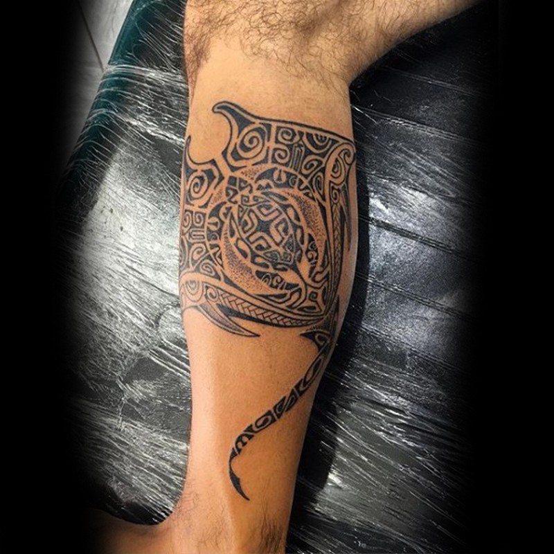 Akkurat gemaltes schwarzes  Arm Tattoo mit großem Rochen mit Tribal Verzierungen