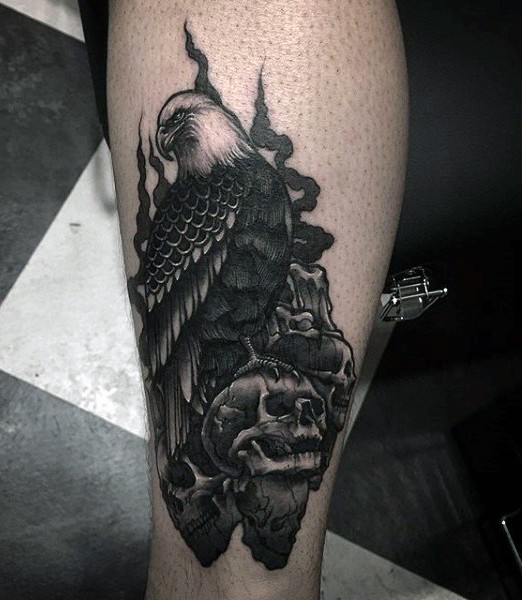 Akkurater schwarzer Adler mit Schädel Tattoo am Oberschenkel