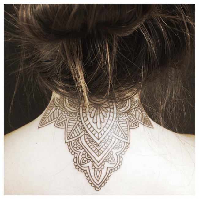 Tatuaje en el cuello,
ornamento floral alucinante, tinta negra