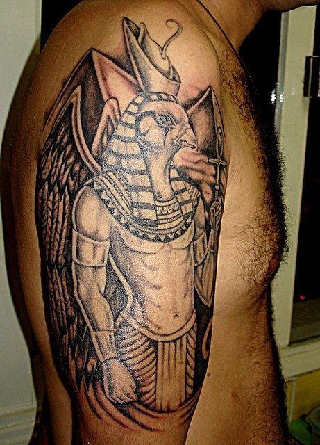 Tatuaje negro blanco en el brazo,
dios Ra egipcio detallado