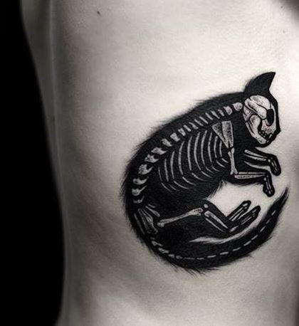Tatuagem lateral de tinta preta pintada com precisão do esqueleto do gato