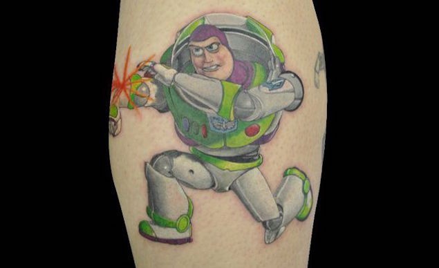 Akkurat gemaltes farbiges Beinmuskel Tattoo von Raum Soldat aus Toy Story Cartoon