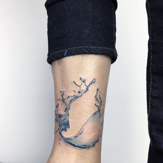 Tatuaggio di gamba colorata e dipinta con precisione dell&quotonda blu