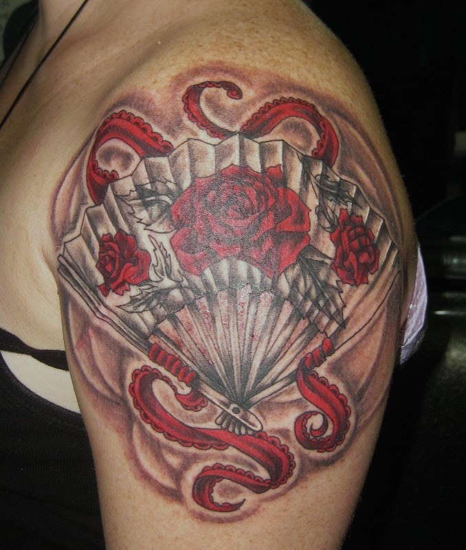 Akkurat gemaltes farbiges Schulter Tattoo von Fachel mit Rosen