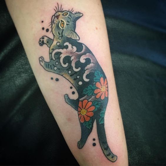 Genau gemalte bunte Unterarmtätowierung der Manmon Katze durch horitomo