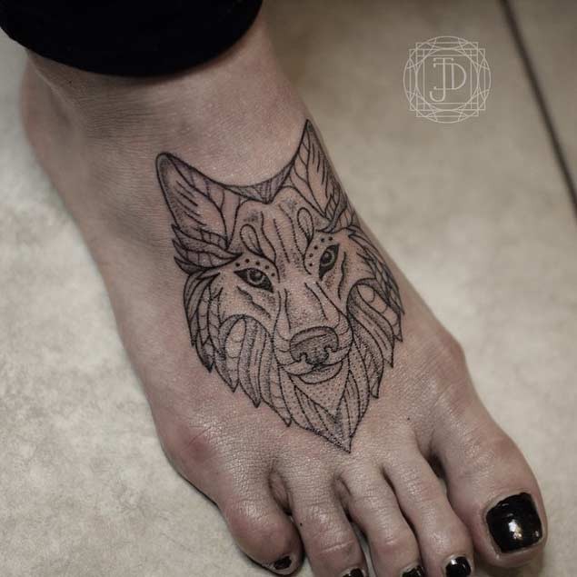 Tatuaje en el pie,
cara de lobo interesante, tinta negra