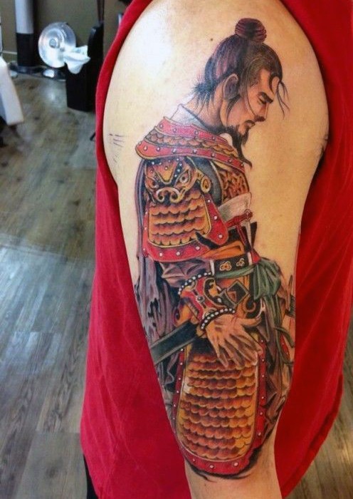 Genaue gemaltes natürlich aussehendes farbiges Tattoo am halben Ärmel mit asiatischem Krieger