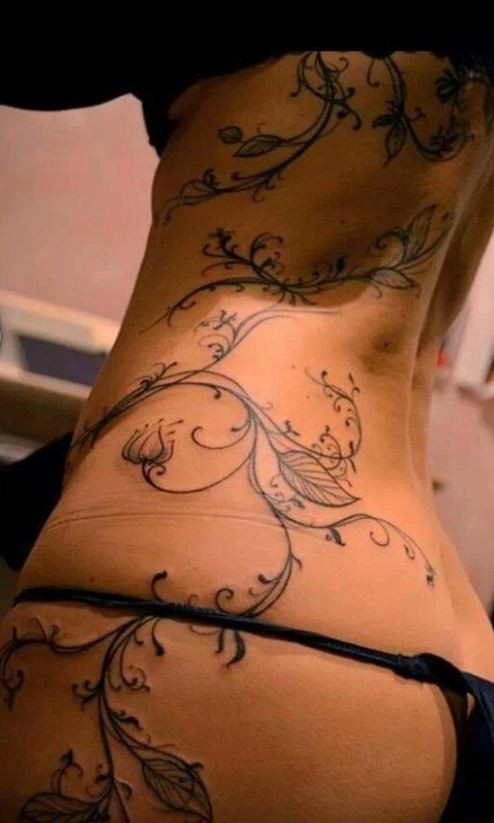 adorabile linee nere vite tatuaggio sulla schiena