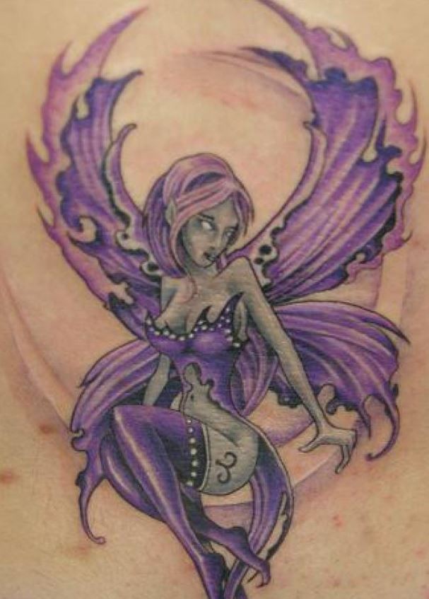 Entzückende Fee Tattoo in lila Farbe