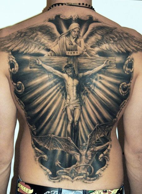 Entzückender Jesus ist auf einem Kreuz gekreuzigt Tattoo am Rücken