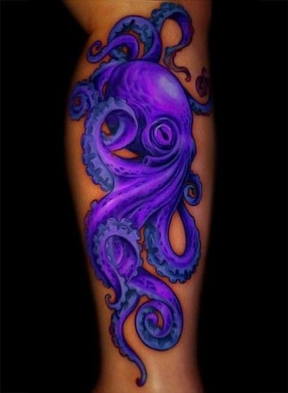 Tatuaje en la pierna,
pulpo púrpura llamativo