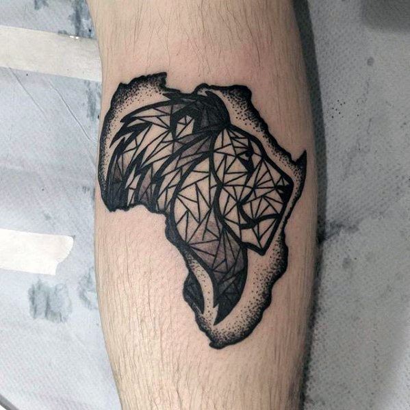 Tatuagem de tinta preta em forma de África estilizada com cabeça de leão