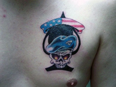 Tatuaggio colorato sul petto il teschio soldato americano