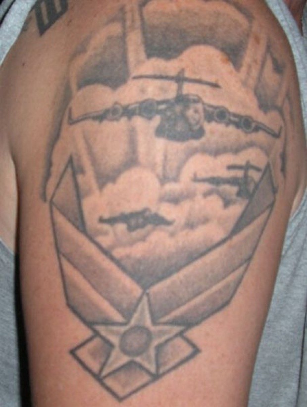 Tatuaje en el brazo de aviones de la armada americana.