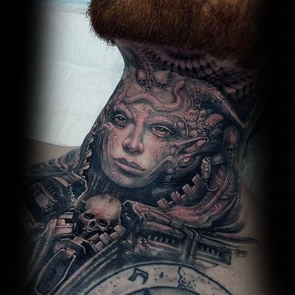Alien wie mystisch aussehendes schwarzes und graues Porträt der Frau Tattoo am Hals