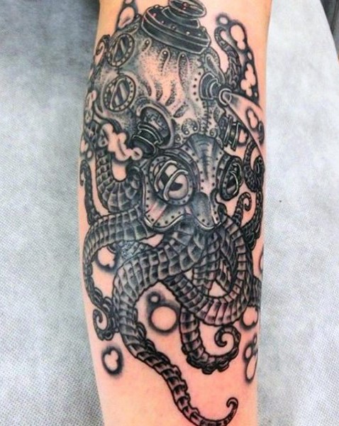 Tatuaje en el brazo, pulpo gris extraordinario divertido