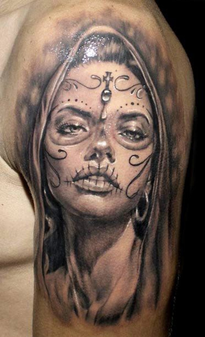 allettante inchiostro grigio ragazza santa morte tatuaggio su spalla