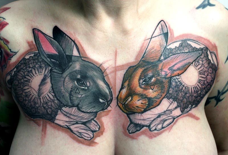 eccezionale astratto due conigli su petto di donna tatuaggio