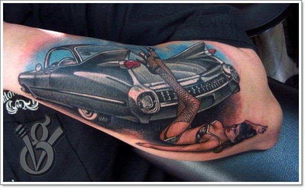 Erstaunlicher schwarzer Cadillac Hot Rod Auto mit Pin Up Mädchen Unterarm Tattoo
