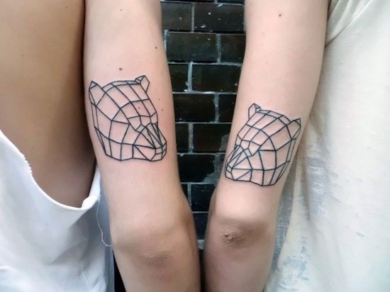 Tatuaje en los brazos, cabezas de osos de formas geométricas