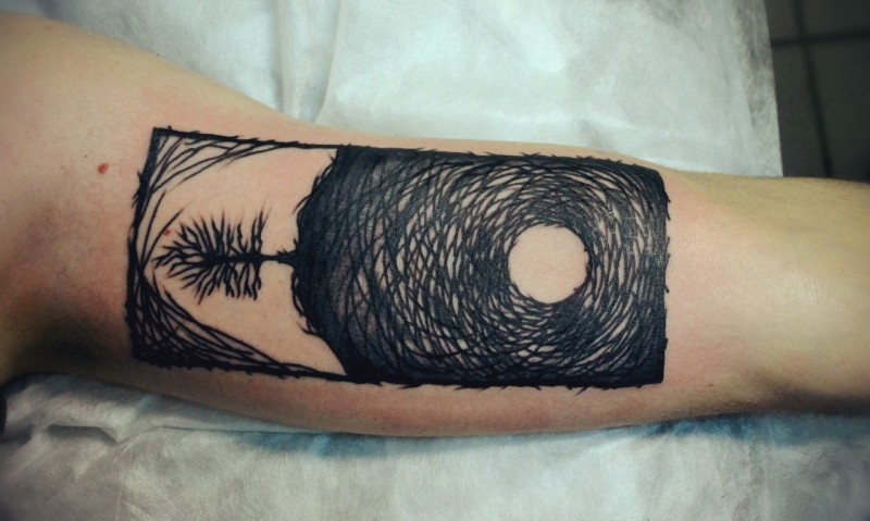 Tatuaje en el brazo,
diseño de árbol en una colina, tinta negra