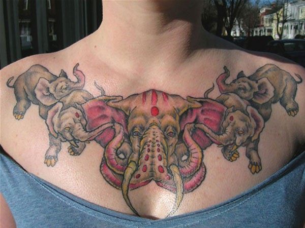 Tatuaje de elefantes bonitos en el pecho