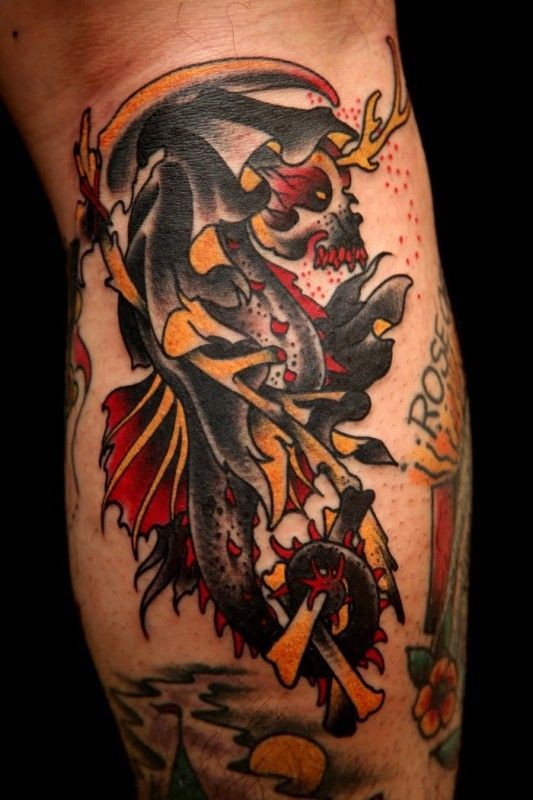 Tatuaje en la pierna, la parca, diseño multicolor