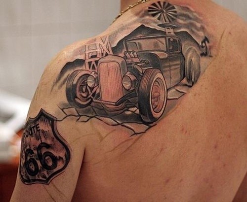 Tatuaje en el hombro, coche retro hermosa