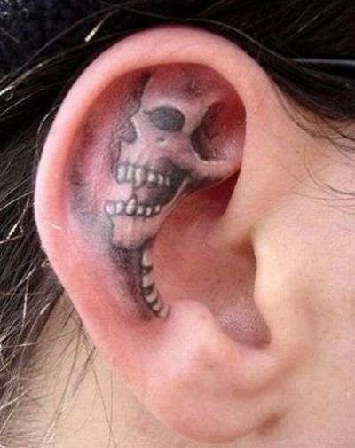 Tatuaje de cráneo pequeño en la oreja