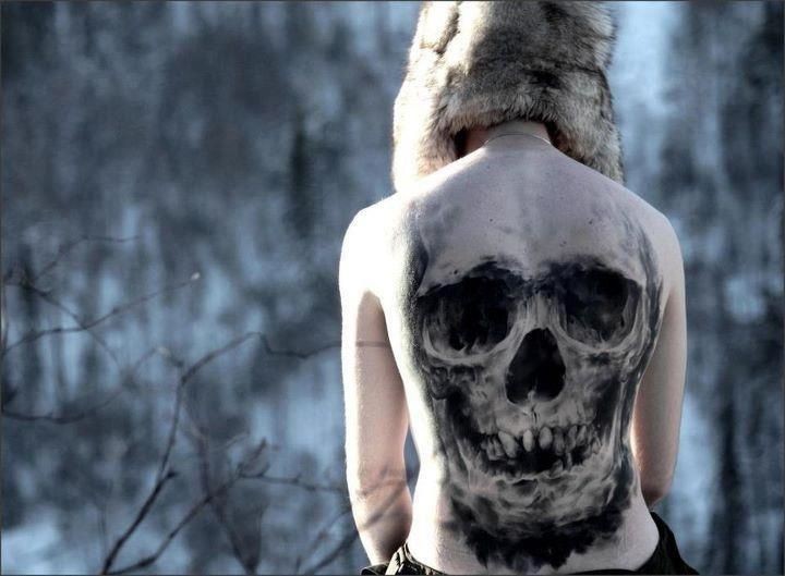 Tatuaje en la espalda completa, cráneo impresionante volumétrico