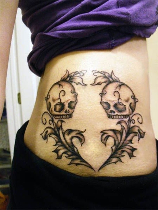 Tatuaje  de dos hojas con cráneos