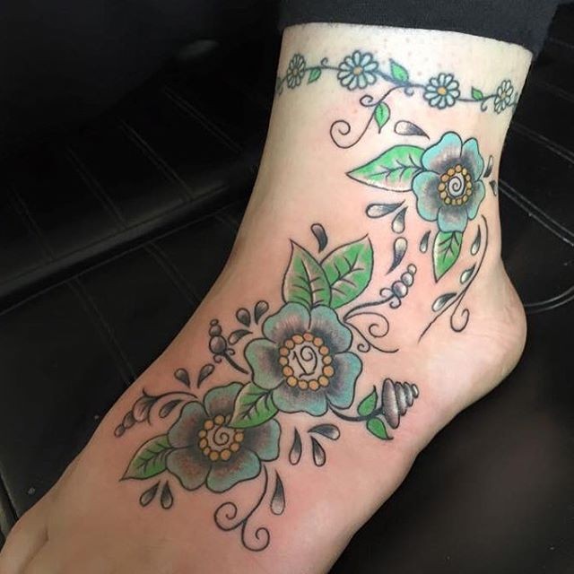 eccezionale fiori colorati tatuaggio su piede e caviglia
