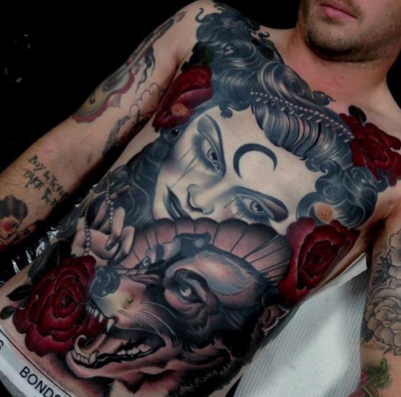 Erstaunlicher und mystischer gefärbter Wolf und Frau mit Blumen Tattoo an der Brust