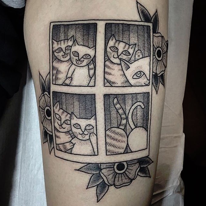 Tatuaje  de gatos en la ventana con flores