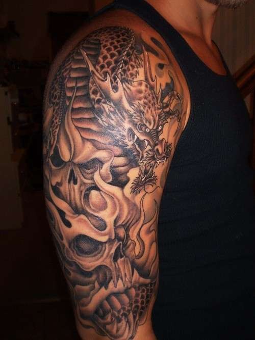 Tatuaje en el brazo, dragón furioso asiático con cráneo horroroso