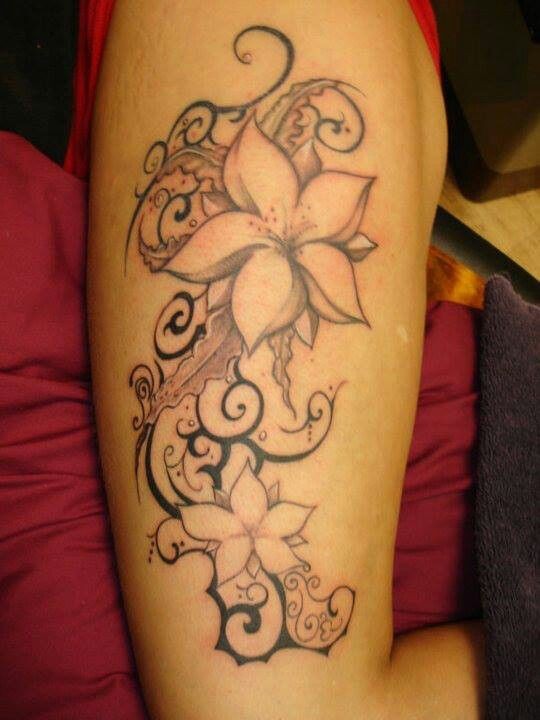 Tatuaje en el brazo, flores de jazmín grises con patrón negra - Tattooimages.biz