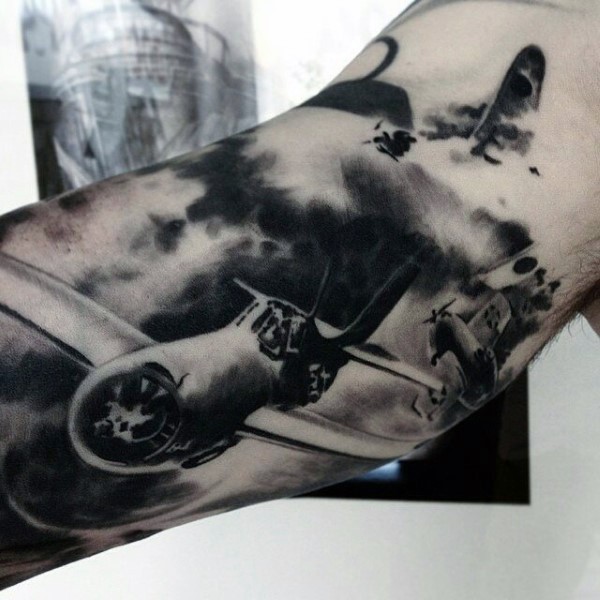 eccezionale nero e bianco WW2 aeri di combattimento tatuaggio su braccio