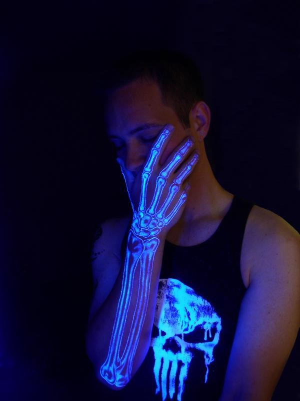 Tatuaje  de esqueleto de la mano en el brazo, tinta ultravioleta
