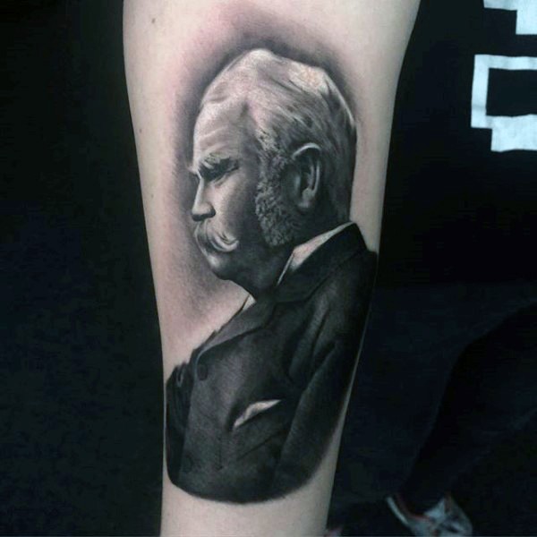 Tatuaje en el brazo, retrato de hombre viejo con bigotes
