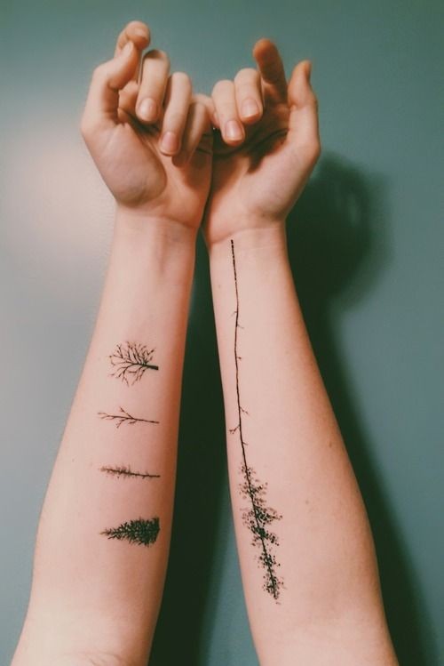 Tatuaje en los antebrazos, árboles pequeños