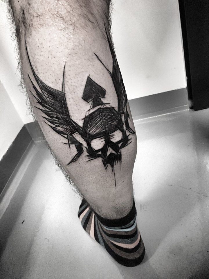 Increíble tatuaje de pierna estilo blackwork de cráneo fresco con alas