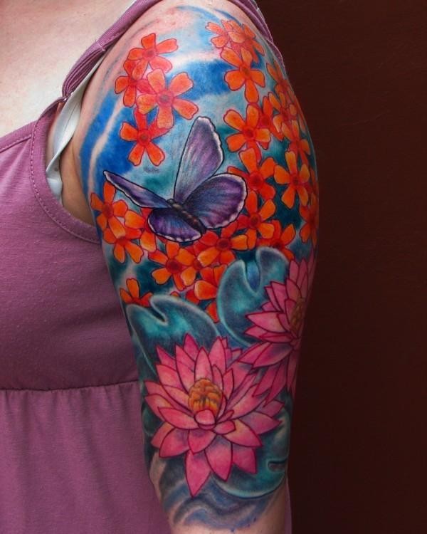 Tatuaje en el brazo, mariposa púrpura entre flores divinas, diseño alucinante