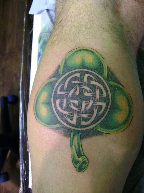 Tatuaje en la pierna,
trébol con símbolo celta