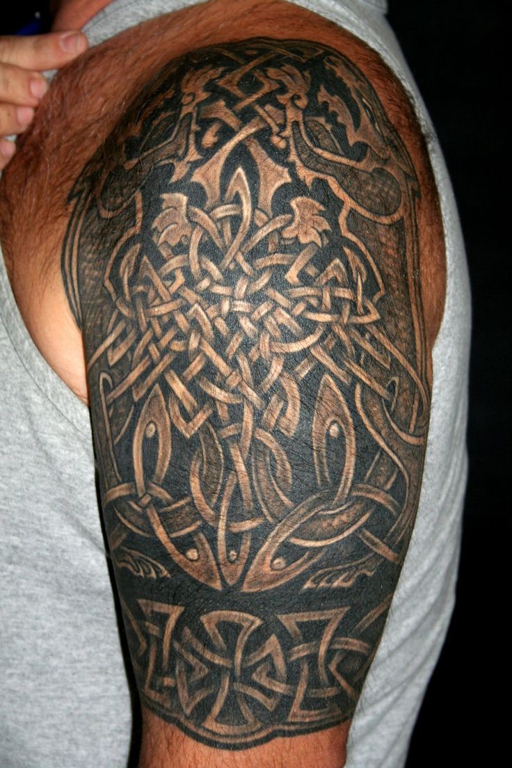 Erstaunlicher keltischer Knoten Tattoo an der Schulter