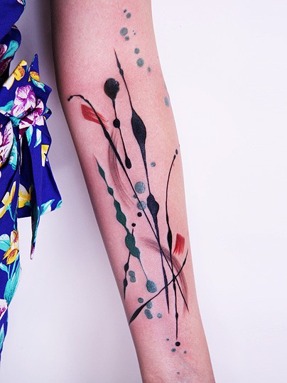 Erstaunliches Tattoo von farbiger Abstraktion am Unterarm